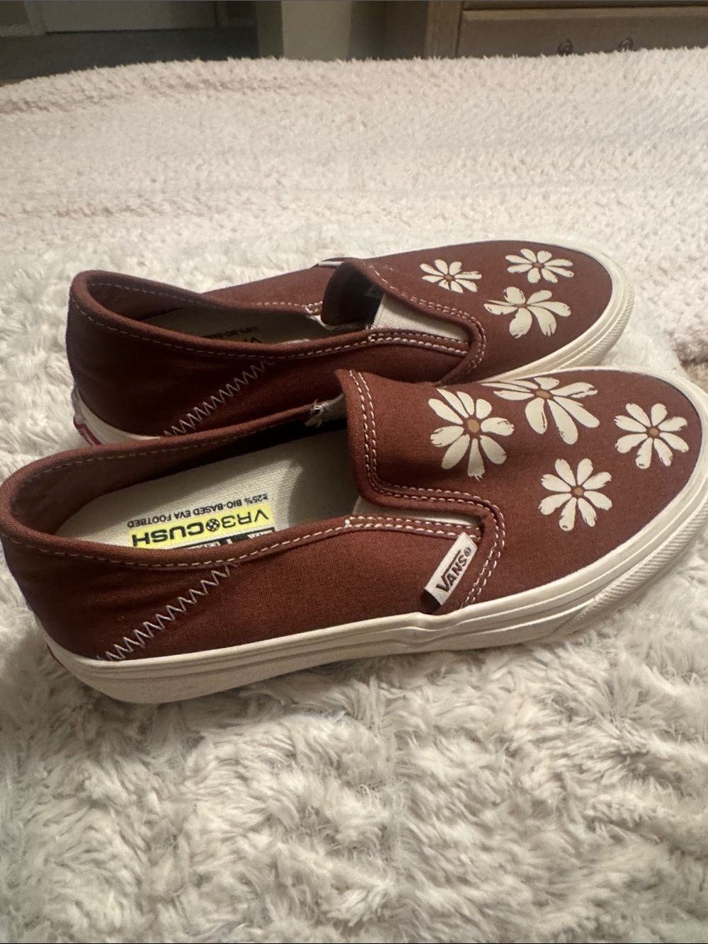 Vans Brown Slip-On Sneakers with White Daisy Pattern 4.5. NEW